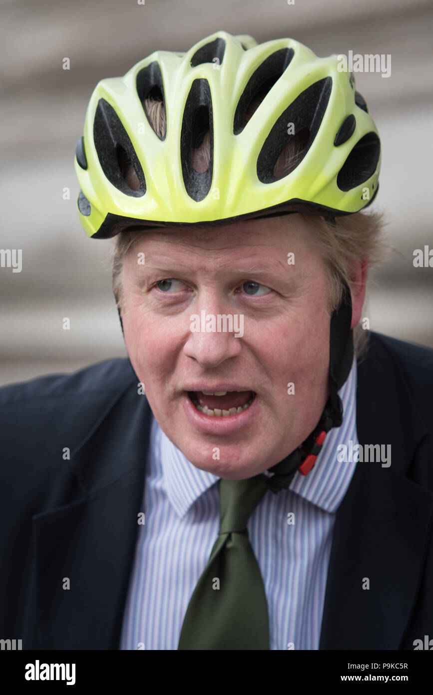 Whitehall, London, UK. 19th April 2016. Government ministers arrive at Downing Street to attend the weekly Cabinet Meeting. Pictured:  Boris Johnson. Stock Photo