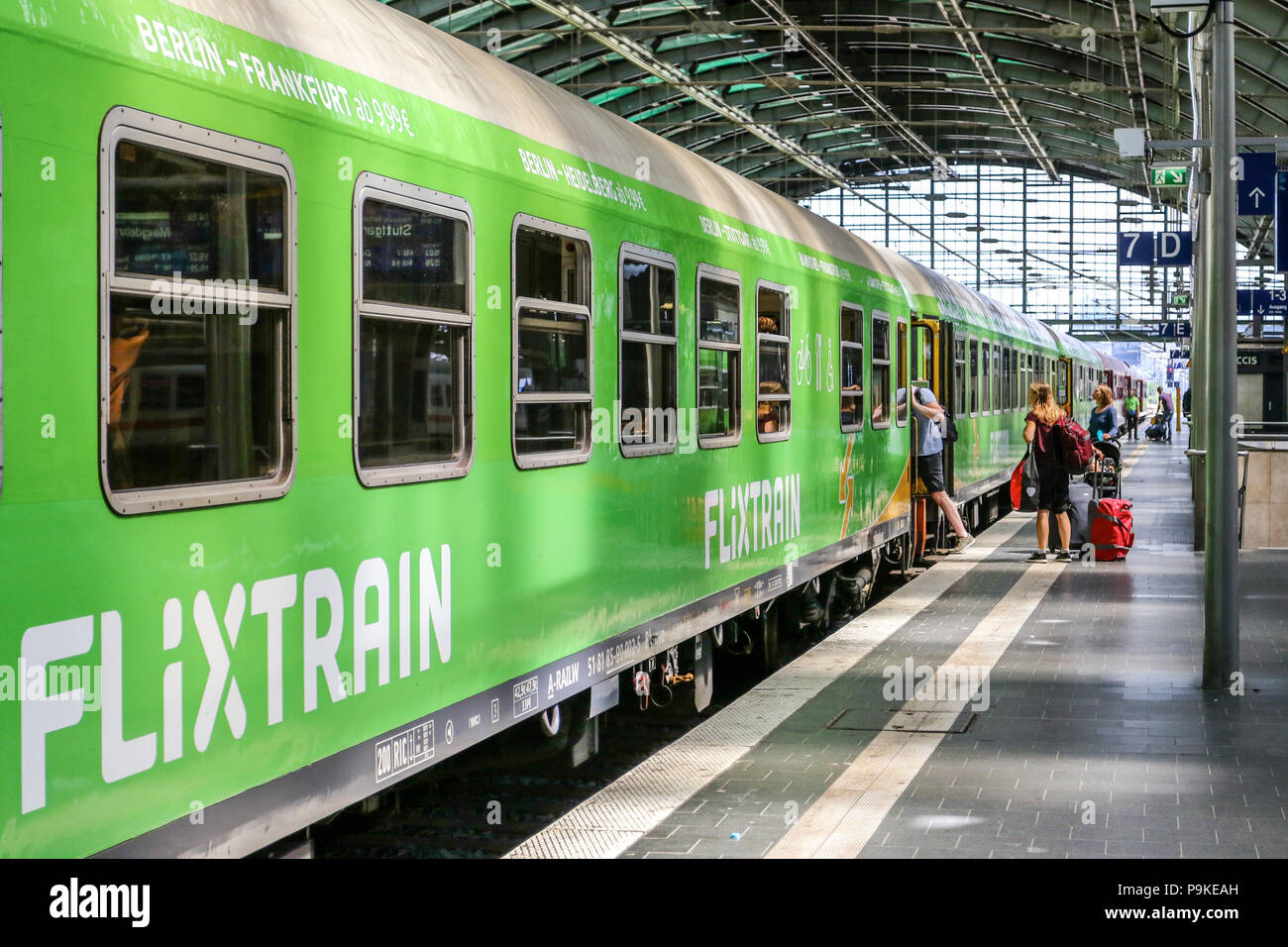 Flixtrain von Berlin nach Stuttgart am 13. Juli 2018 bei einem Zwischenhalt im Berliner Ostbahnhof. Stock Photo