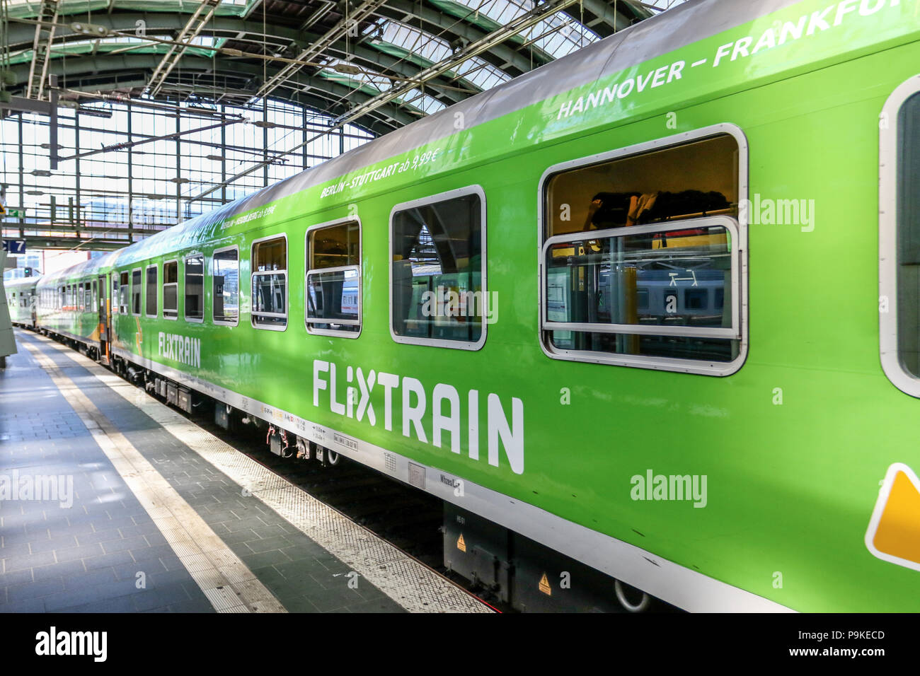 Flixtrain von Berlin nach Stuttgart am 13. Juli 2018 bei einem Zwischenhalt im Berliner Ostbahnhof. Stock Photo