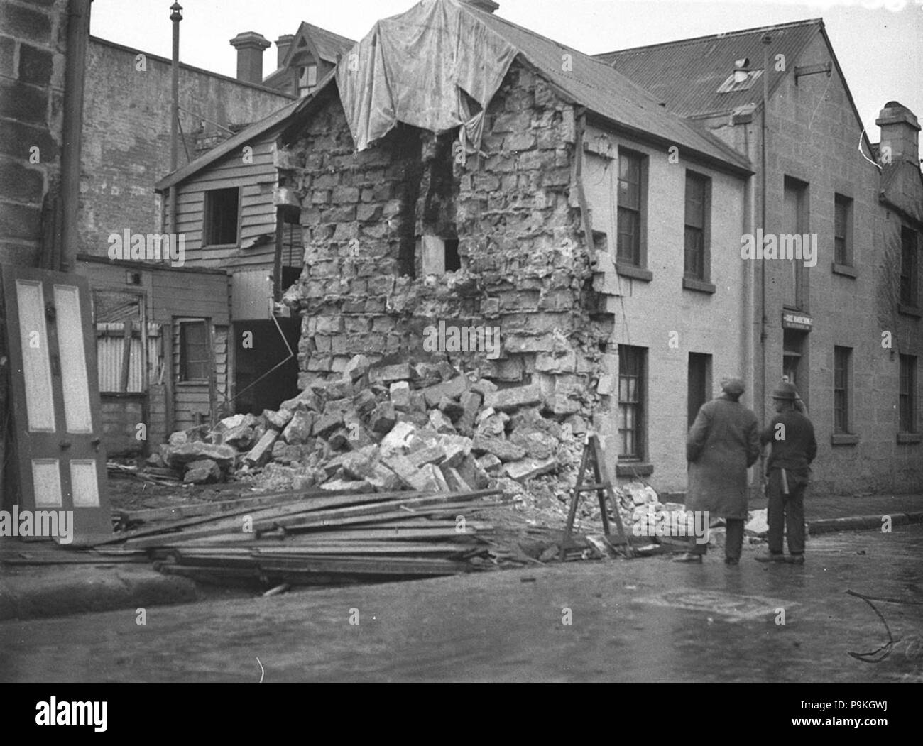 264 SLNSW 42379 Demolishing old buildings at Pyrmont or Wall crash Chisholm Street Paddington Stock Photo