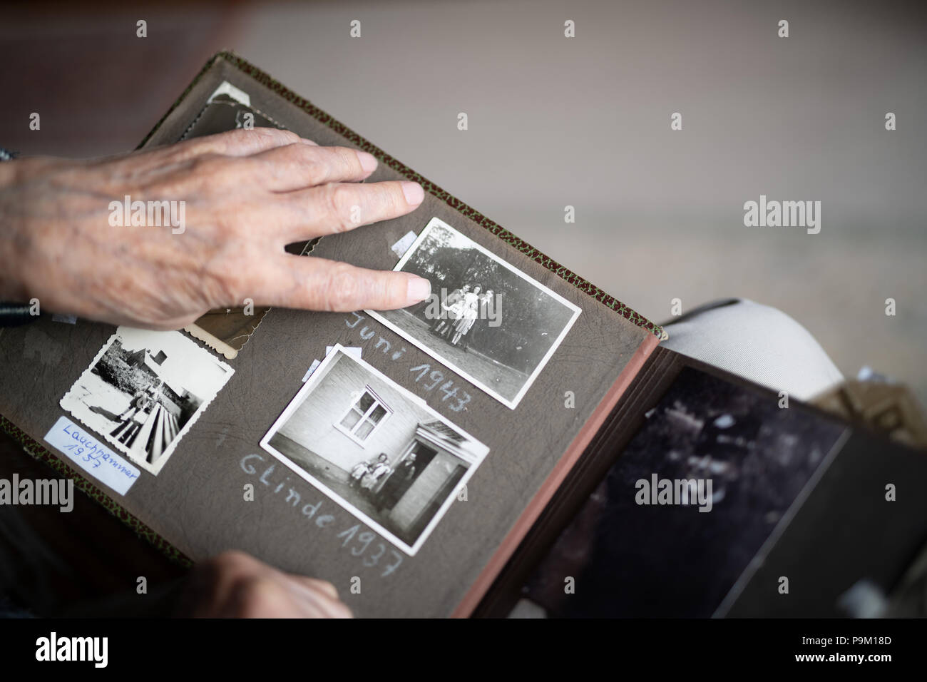 Germany, Hamburg. 09th July, 2018. Guenter Lucks shows in a photo album a photo of his family, which was taken shortly before the Hamburg firestorm in July 1943. The Fire storm is viewed as the worst air-strike on Hamburg 75 years ago. The Allies brought huge parts of Hamburg into ashes, killing 35,000 people. Credit: Daniel Reinhardt/dpa/Alamy Live News Stock Photo