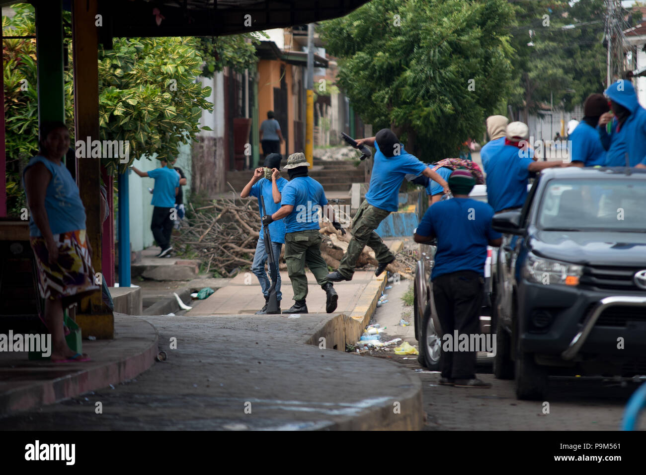 Masaya, Nicaragua. 18th July, 2018. Numerous masked and armed men get out of a car. Paramilitary and pro-government groups have launched an attack on the Masaya opposition stronghold. At least three people were killed. According to human rights activists, the conflict, which has been ongoing since mid-April, has already killed more than 300 people in the Central American country, with the government claiming about 50 deaths. The demonstrators demand the resignation of President Ortega and an end to violence and a free press. Credit: Carlos Herrera/dpa/Alamy Live News Stock Photo