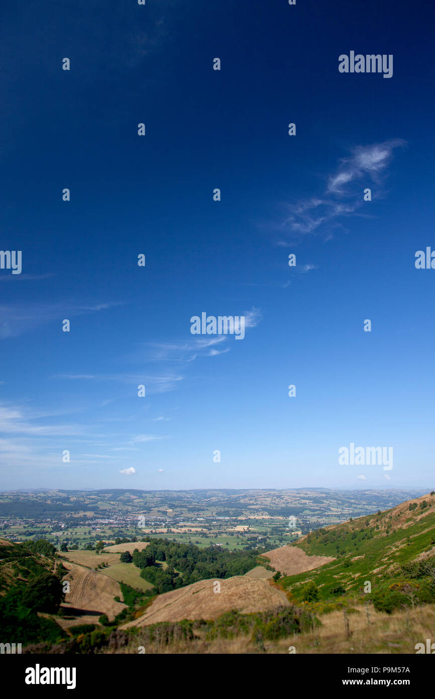 Denbighshire, North Wales, 19th July 2018, UK Weather:  Another hot day ahead with the drought continuing for the next to weeks as parched land expands across many parts of the UK. Wispy Cirris clouds over the Vale of Clwyd and the town of Ruthin form the viewpoint of Moel Famau in the Clywdian Range, Denbighsire, Wales Credit: DGDImages/Alamy Live News Stock Photo