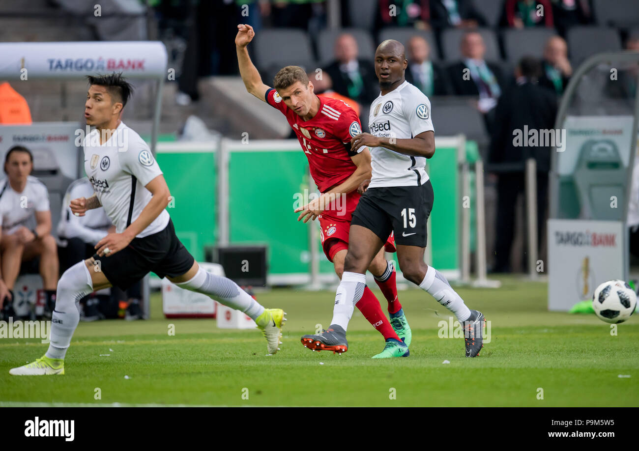 Germany, Berlin. 19th May, 2018. Soccer German Football Association's Cup Final at the Olympia Stadium: Munich's Thomas Mueller gegen against Frankfurt's Jetro Willems. - NO WIRE SERVICE- Credit: Thomas Eisenhuth/dpa-Zentralbild/ZB/dpa/Alamy Live News Stock Photo