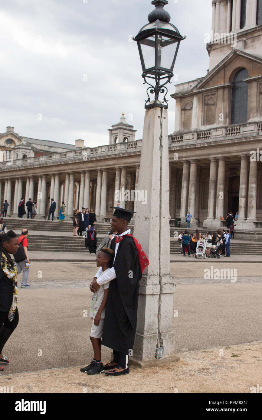 London university students graduation hi-res stock photography and ...