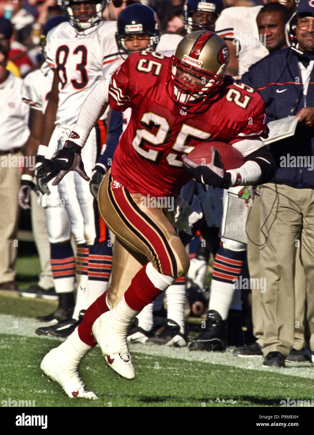 San Francisco, California, USA. 24th Dec, 1989. San Francisco 49ers vs  Chicago Bears at Candlestick Park Sunday, December 24, 1989. 49ers beat  Bears 26-0. 49ers Center Jesse Sapolu (61) hikes ball to