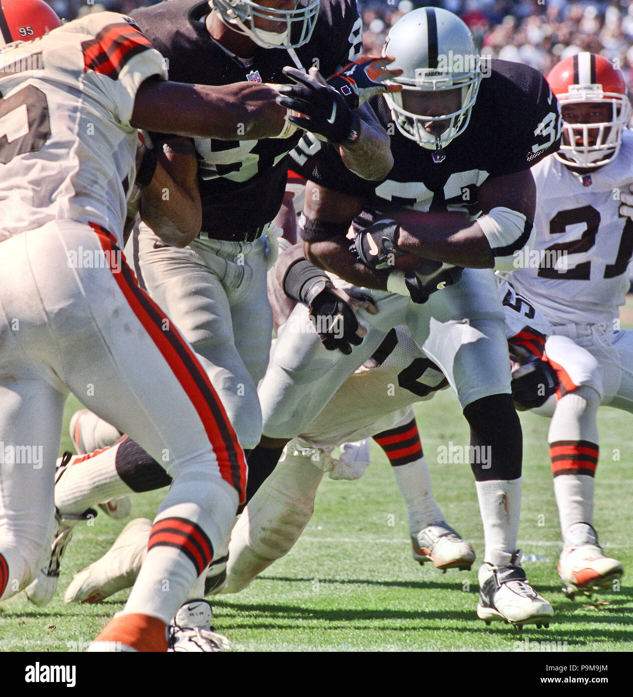 San Francisco, California, USA. 28th Oct, 1990. San Francisco 49ers vs  Cleveland Browns at Candlestick Park Sunday, November 28, 1990. 49ers beat  Browns 20-17. Browns running back Kevin Mack (34) attempts to