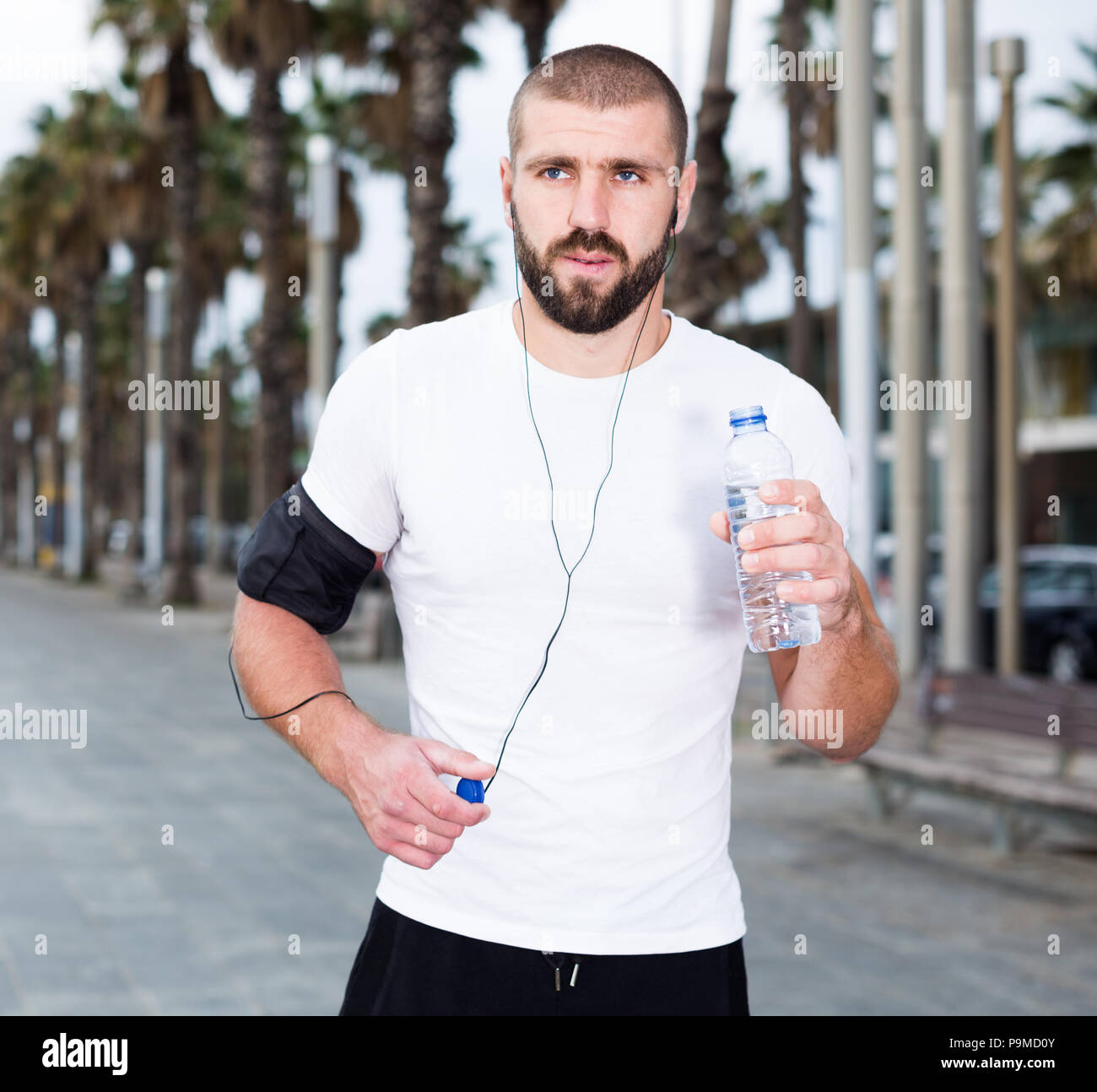 Out of breath black athlete hi-res stock photography and images - Alamy