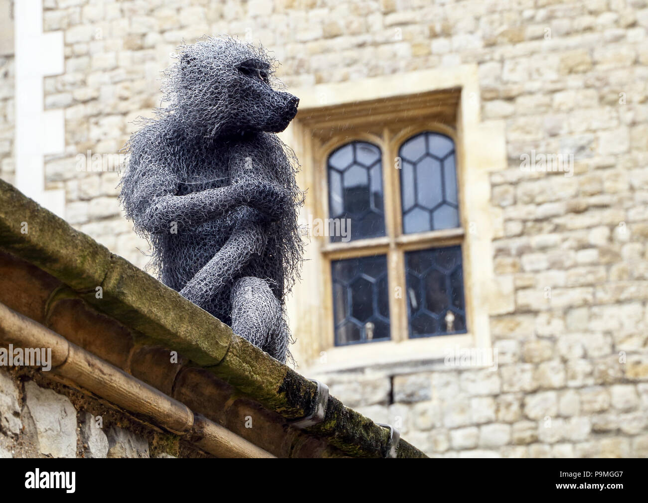 Wire animal sculptures at the Tower of London created by sculptor Kendra Haste, are a nod to the heritage of the Tower. Medieval Kings around Europe u Stock Photo