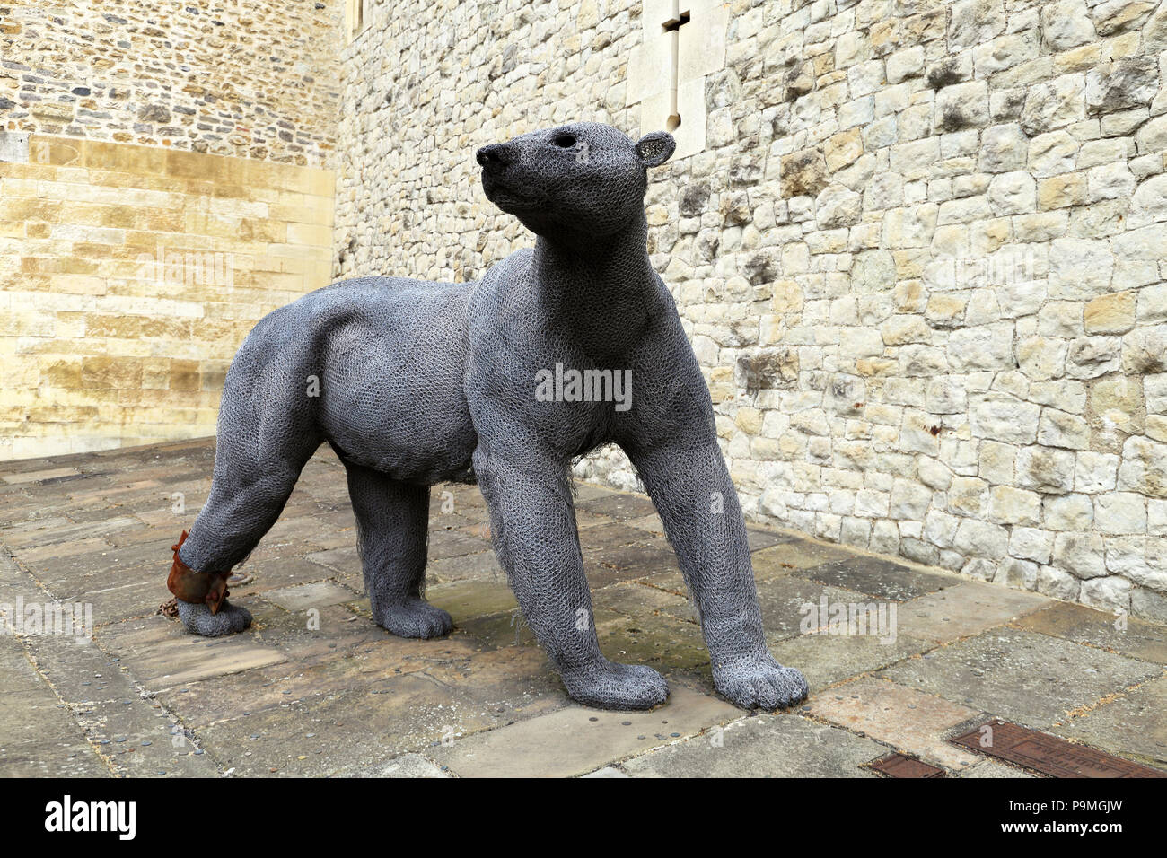 Wire animal sculptures at the Tower of London created by sculptor Kendra Haste, are a nod to the heritage of the Tower. Medieval Kings around Europe u Stock Photo