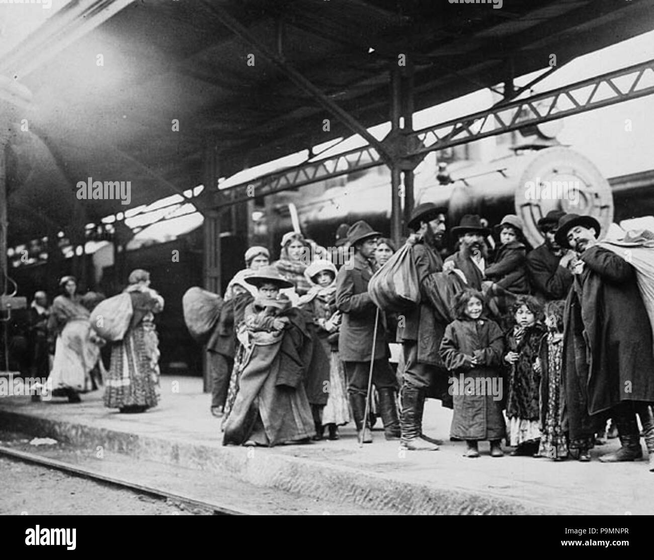 . English: Arrival of immigrants at Union Station, Toronto, Canada. circa 1910 157 Arrival of immigrants at Union Station Stock Photo