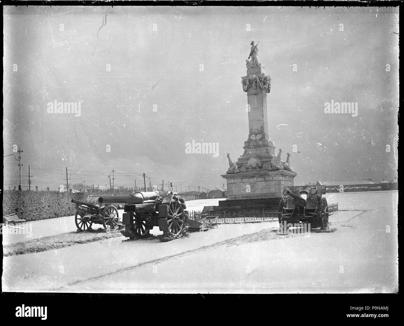 329 War memorial commemorating soldiers who fell in the South African War with cannon in the foreground, The Oval, Dunedin, under snow ATLIB 303147 Stock Photo