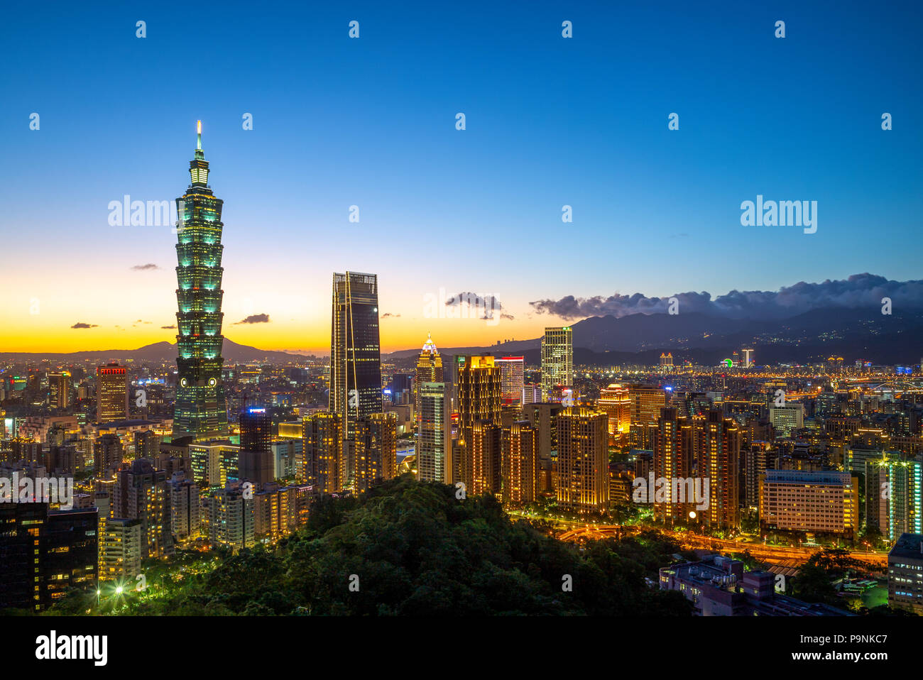 Skyscraper city landscape urban hi-res stock photography and images - Alamy