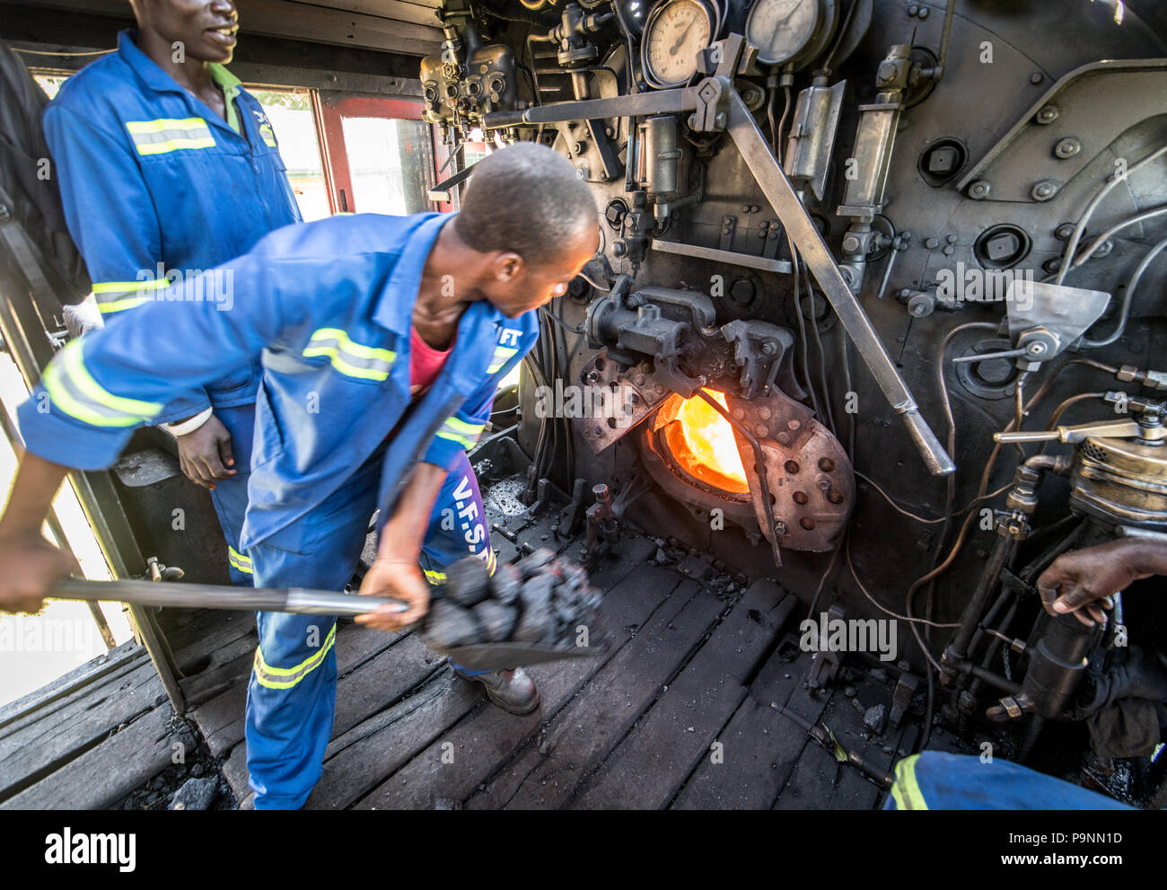 Coal steam train shovel hires stock photography and images Alamy