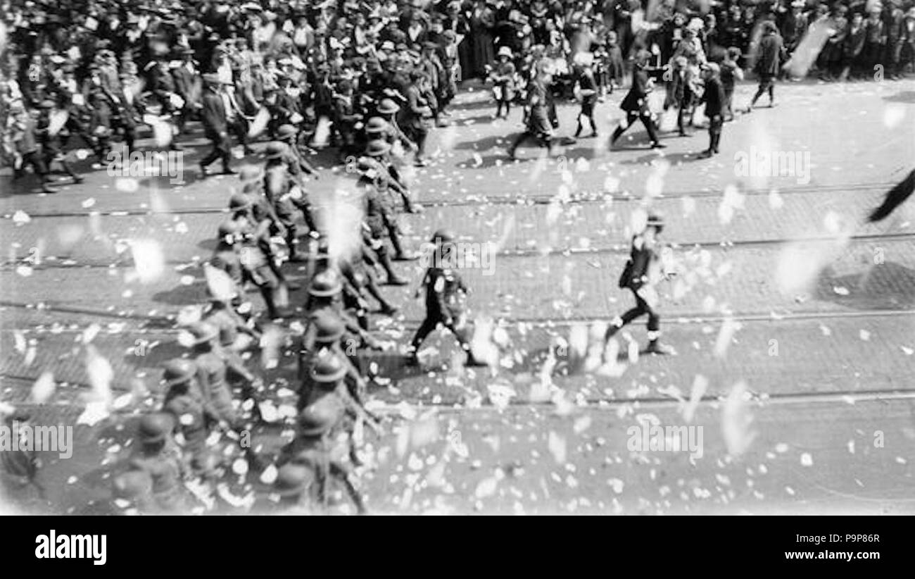 1919 victory parade confetti hi-res stock photography and images - Alamy