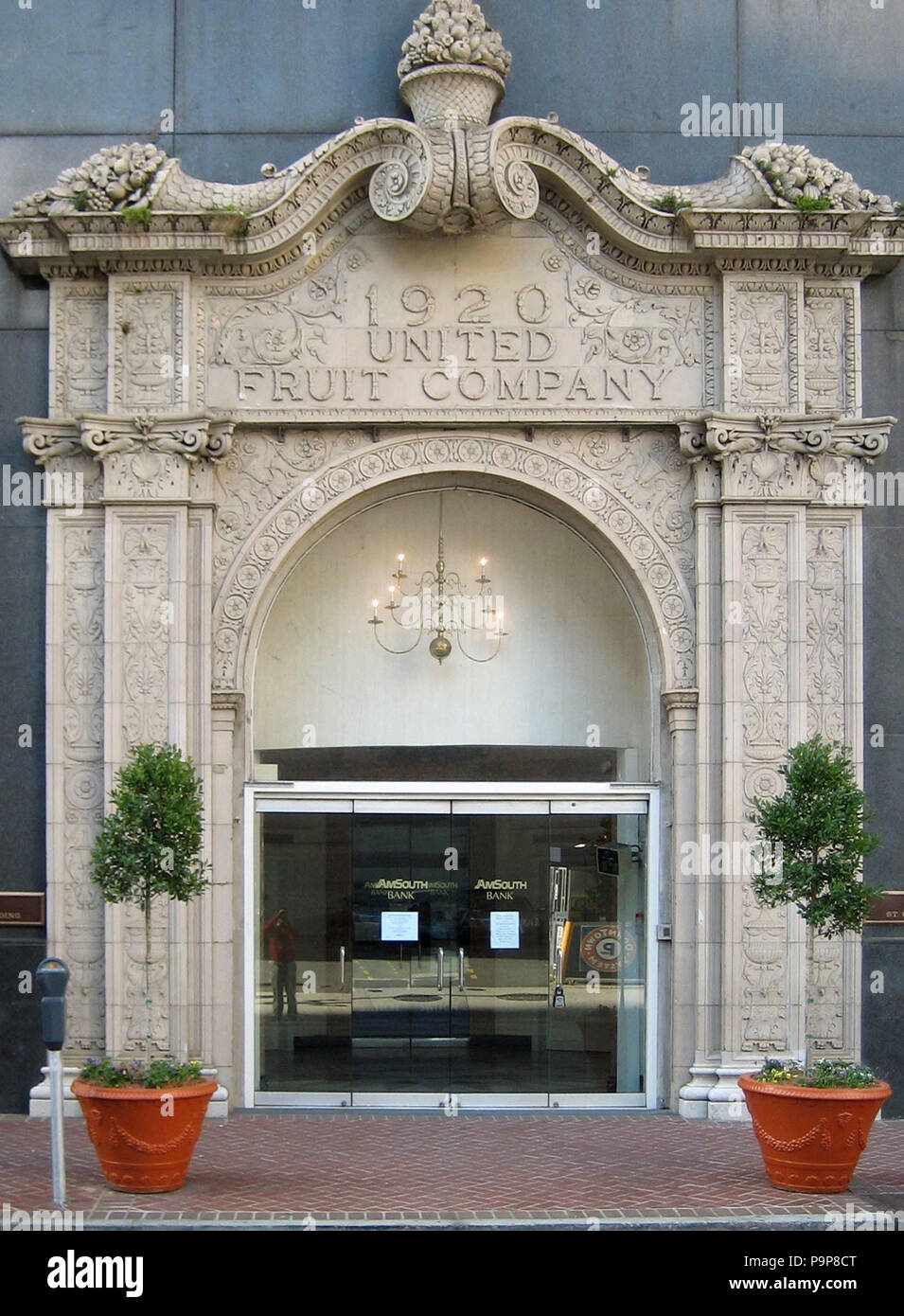 . English: Entrance to old w:United Fruit Company building, St. Charles Avenue, New Orleans. Now houses a bank. 39 1920UnitedFruitCompanyEntrance Stock Photo