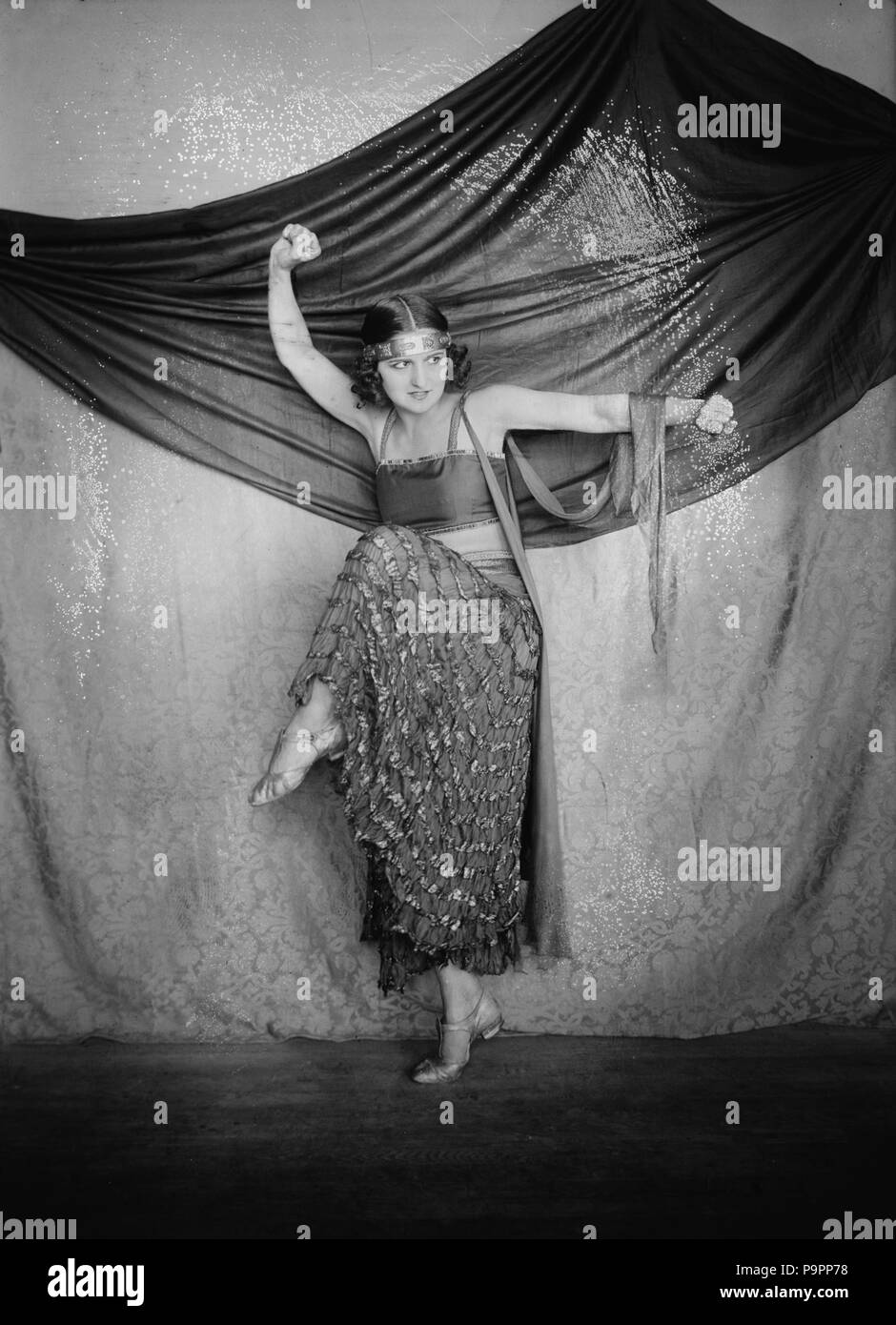 109 Albertina Rasch, gypsy dance, 1915 Stock Photo
