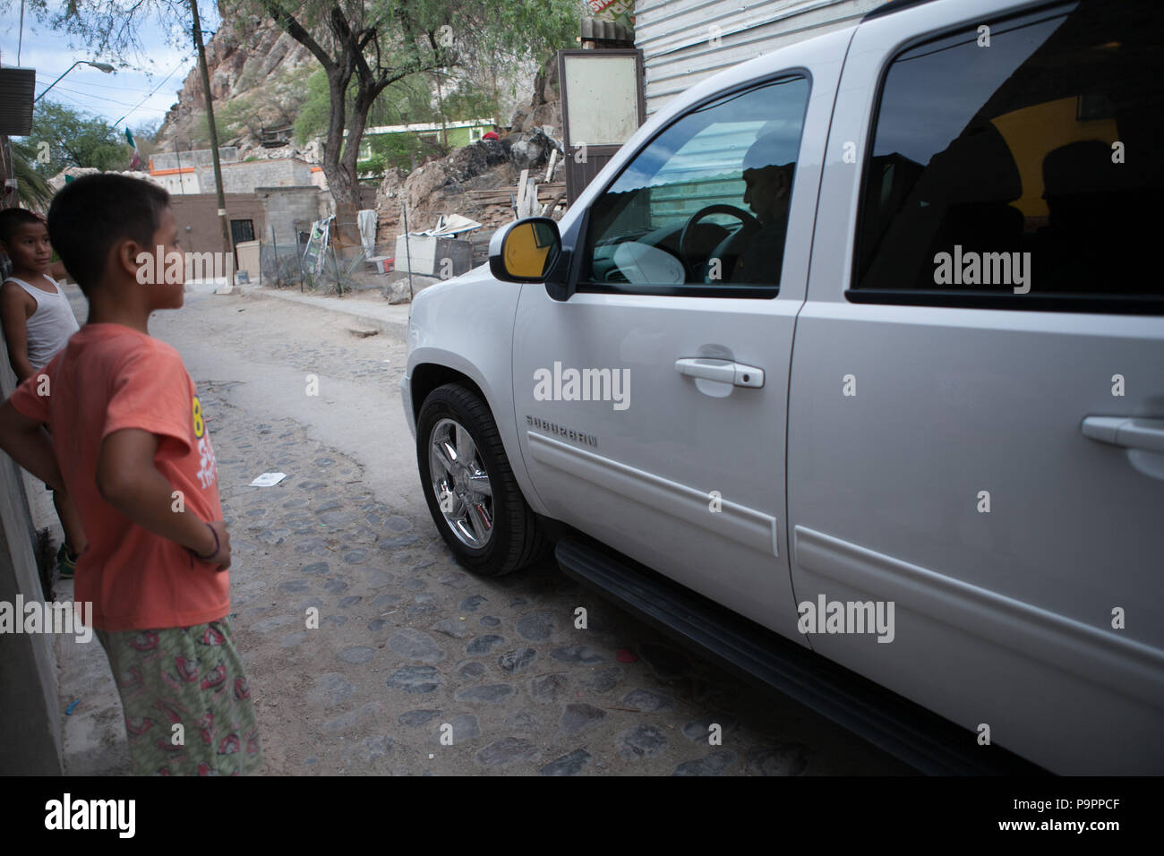 EXCLUSIVO. Lupillo Rivera visita a su familia (tios, primos) en hermosillo Sonora, llevo flores a la casa de su abuela llamada Dolores Real (Lola) p Stock Photo
