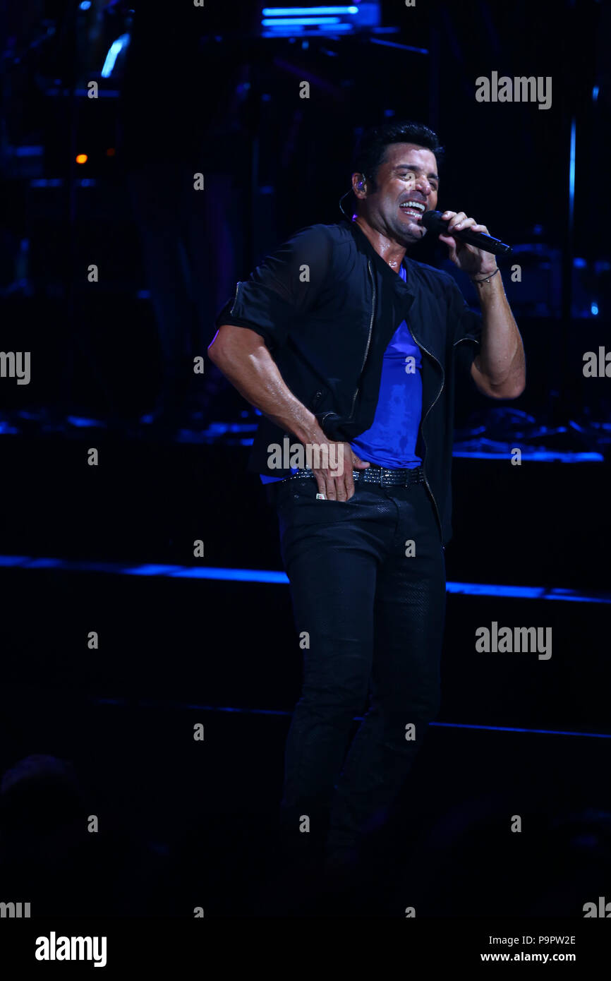 El cantante, bailarín y actor puertorriqueño Chayanne , durante su concierto en el AVA Amphitheater de casino del Sol en Tucson Arizona , el 4 de sep Stock Photo