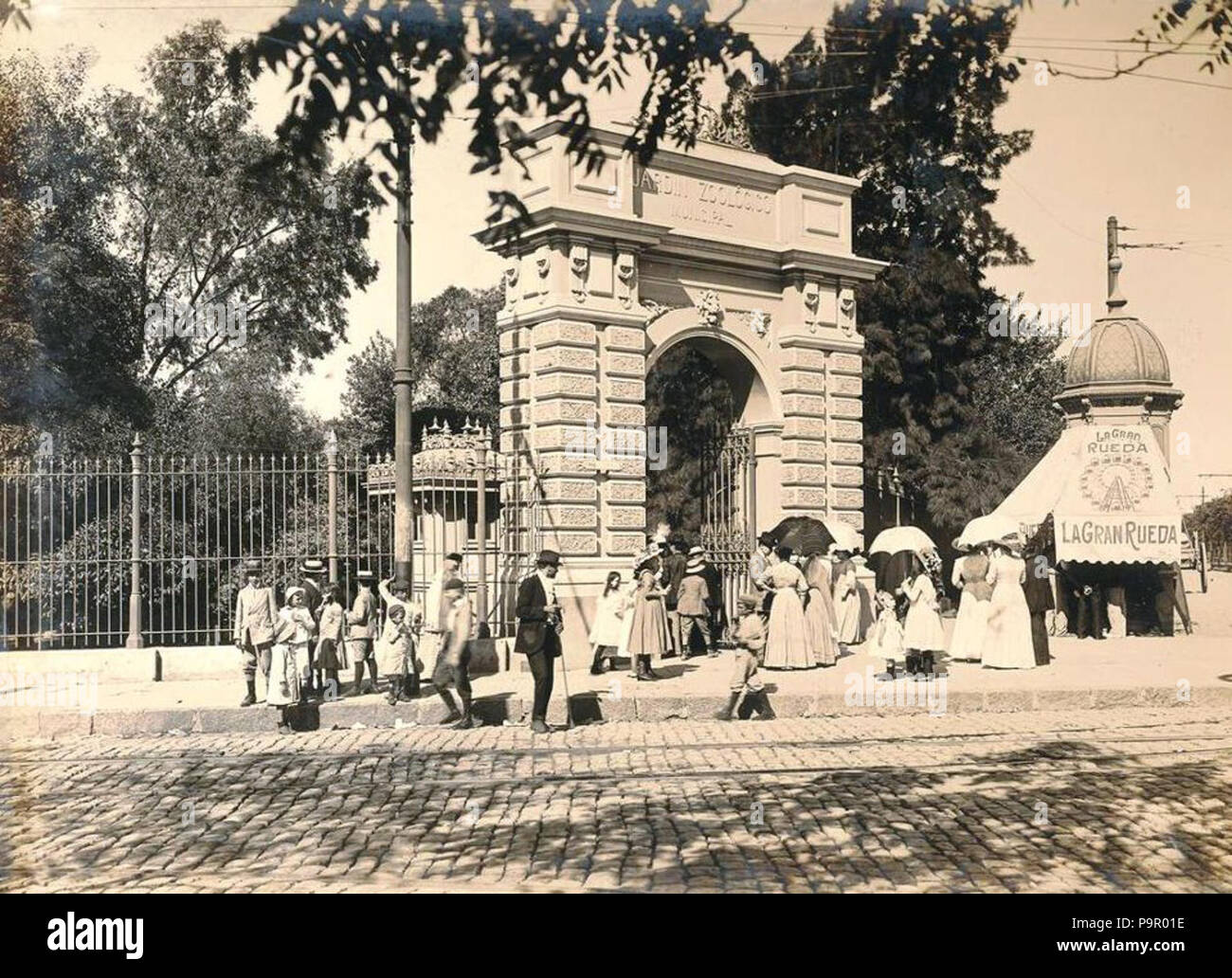 149 Archivo General de la Nación Argentina 1890 Buenos Aires, carro  irrigante Stock Photo - Alamy