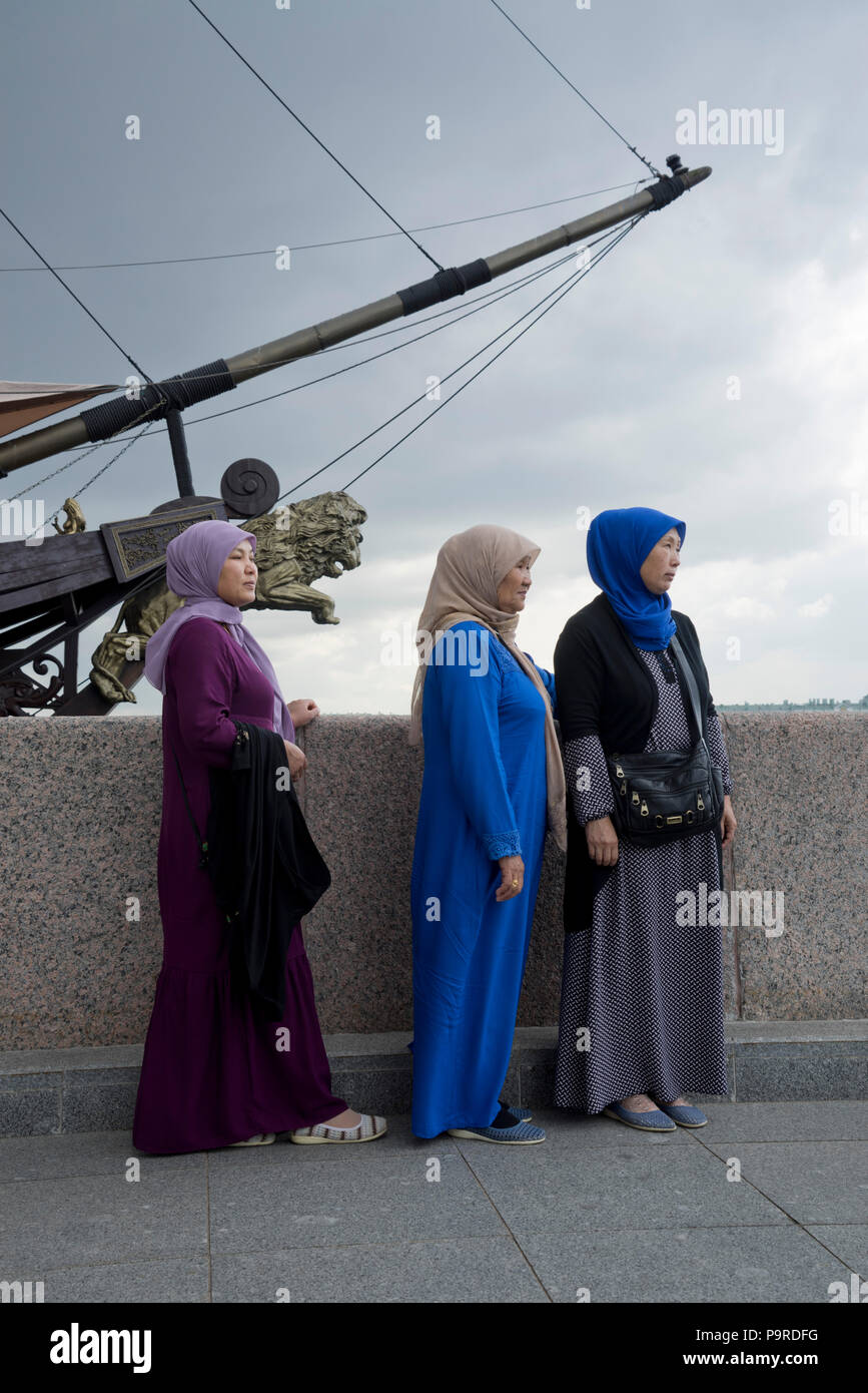 Muslim women tourists by the Neva river, St.Petersburg,Russia Stock Photo