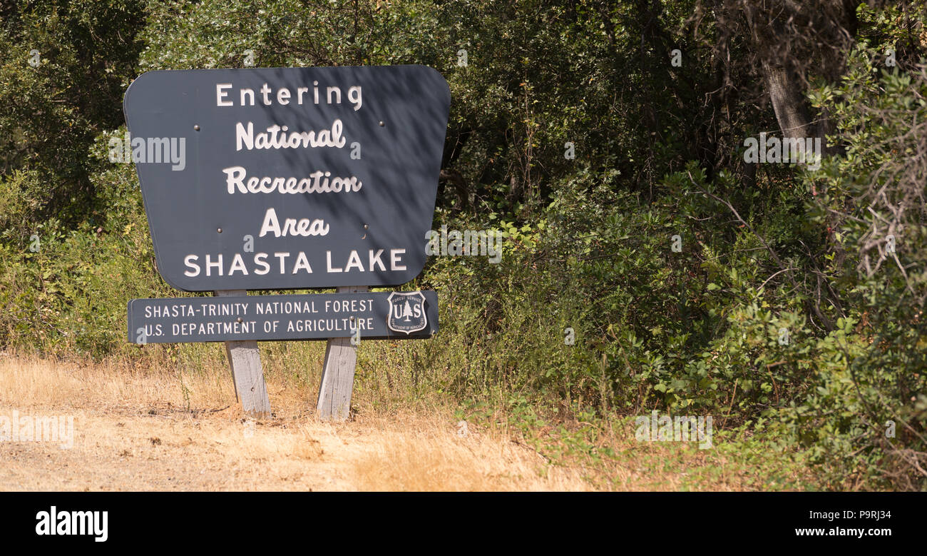 A carved wooden sign welcomes travelers who pass into Shasta-Trinity National Forest Stock Photo