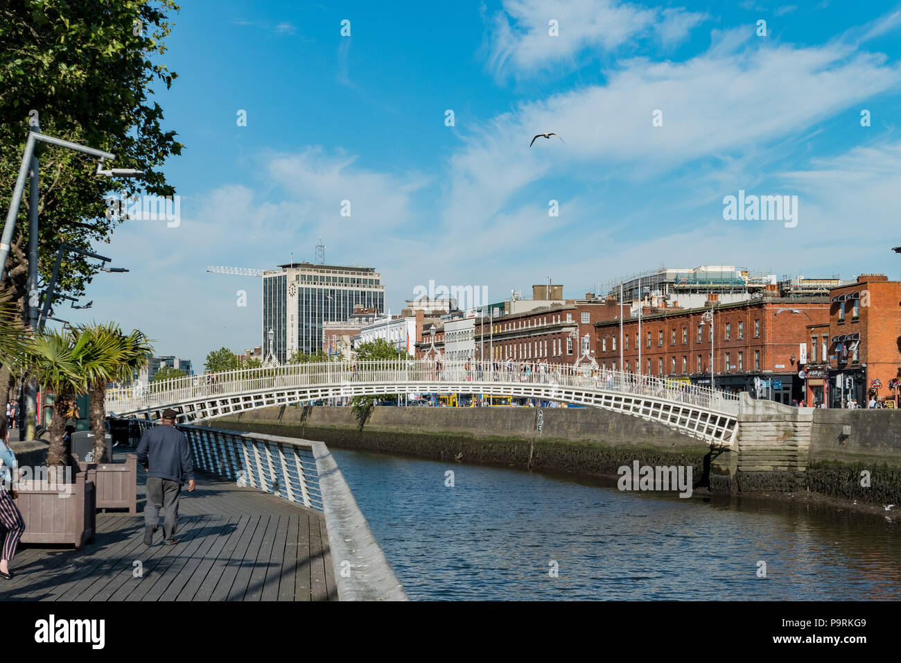 Hapenny bridge river liffey dublin hi-res stock photography and images ...