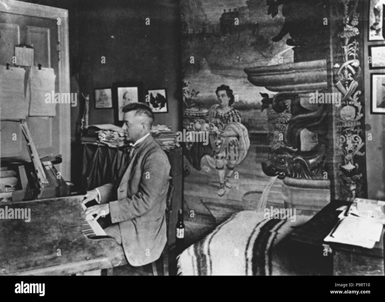 . English: Carl Nielsen's workroom Vodroffsvej where the composition of Sinfonia Espansiva was completed in 1911. circa 1915 281 Carl Nielsen at Vodroffsvej Stock Photo