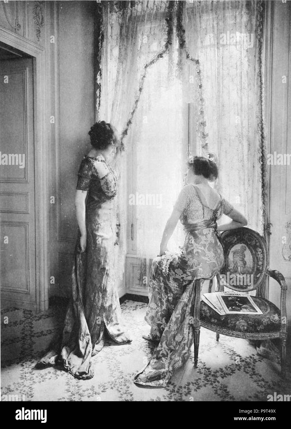 268 Callot Soeurs' models by the window c.1910 Stock Photo