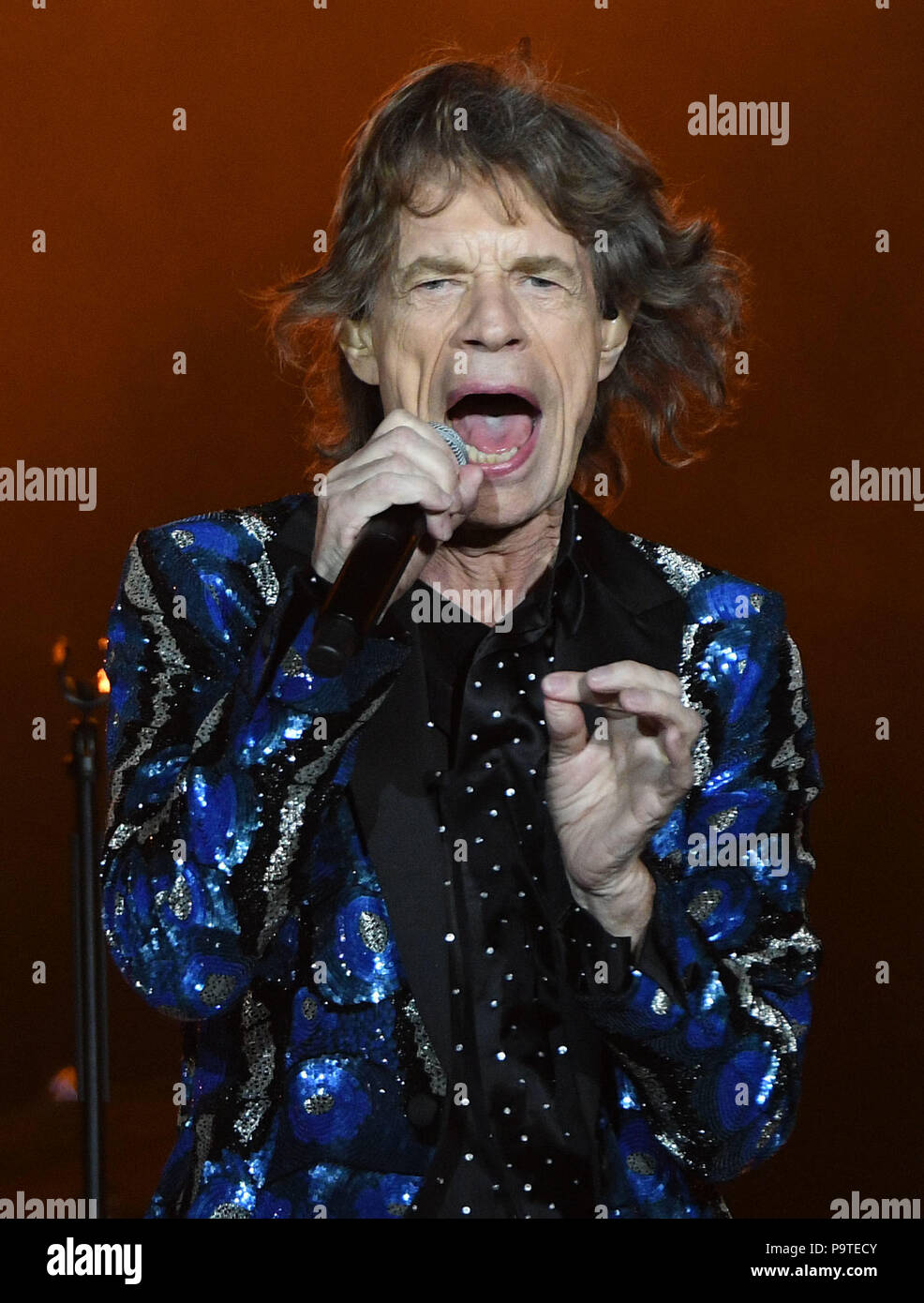 Mick jagger performing hi-res stock photography and images - Page 2 - Alamy