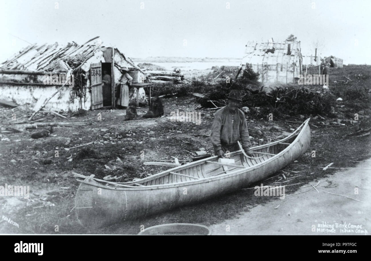 English: Photograph, 'Ribbing' a bark canoe, Mi'kmaq camp, Matapedia(?),  QC(?), about 1870, Alexander Henderson, Silver salts on paper mounted on  card - Albumen process - 11.7 x 19.1 cm Français :