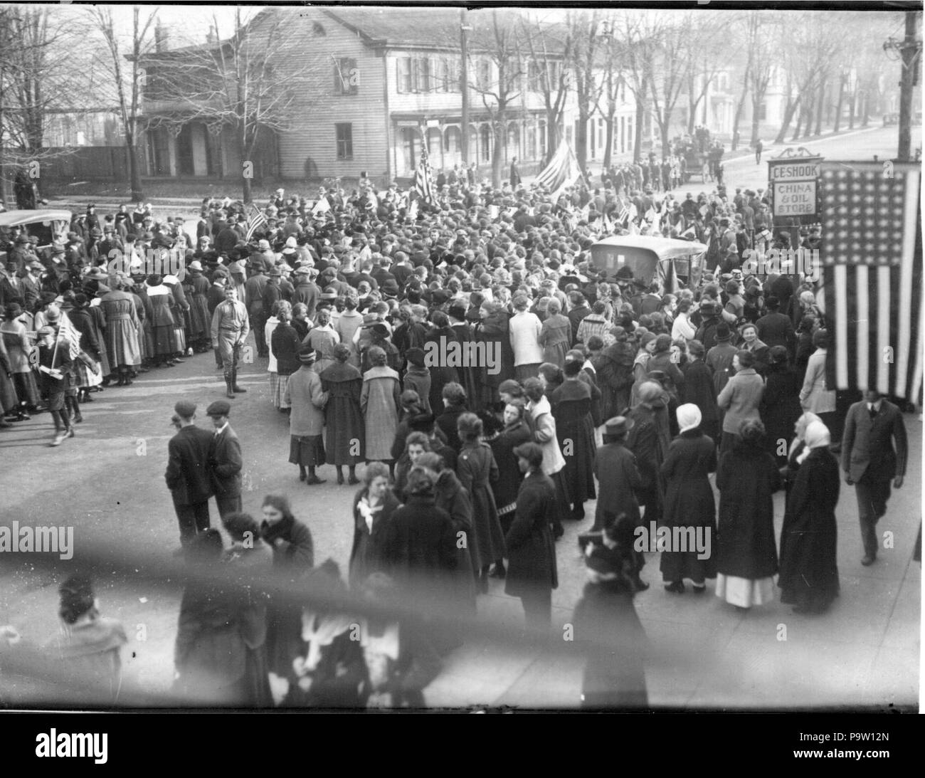 358 Crowd at Oxford Armistice Day Parade 1918 (3191755371) Stock Photo