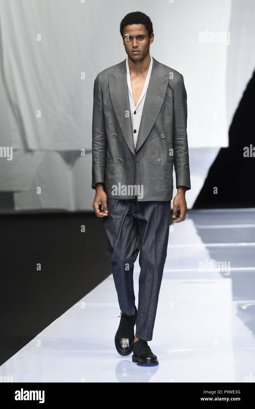 afbrudt Blive skør tildeling Milan Men's Fashion Week Spring/Summer 2019 - Giorgio Armani - Catwalk  Featuring: Model Where: Milan, Italy When: 18 Jun 2018 Credit: IPA/WENN.com  **Only available for publication in UK, USA, Germany, Austria, Switzerland**