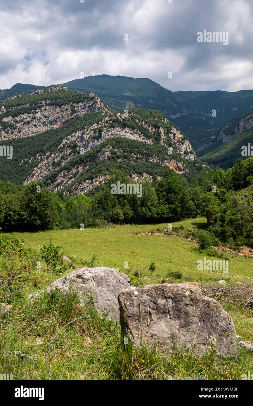 Limestone cliffs at Coll Joell on the GR11 long distance walking route through the Catalonian Pyrenees, Spain Stock Photo