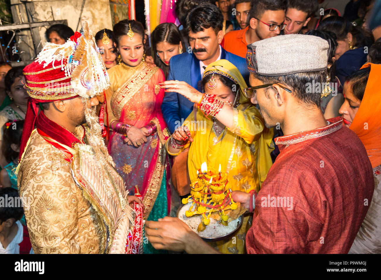 Bride Ditched The Designer Lehenga And Re-Wore Her Mother's Wedding Saree  For Her Own 'Shaadi'