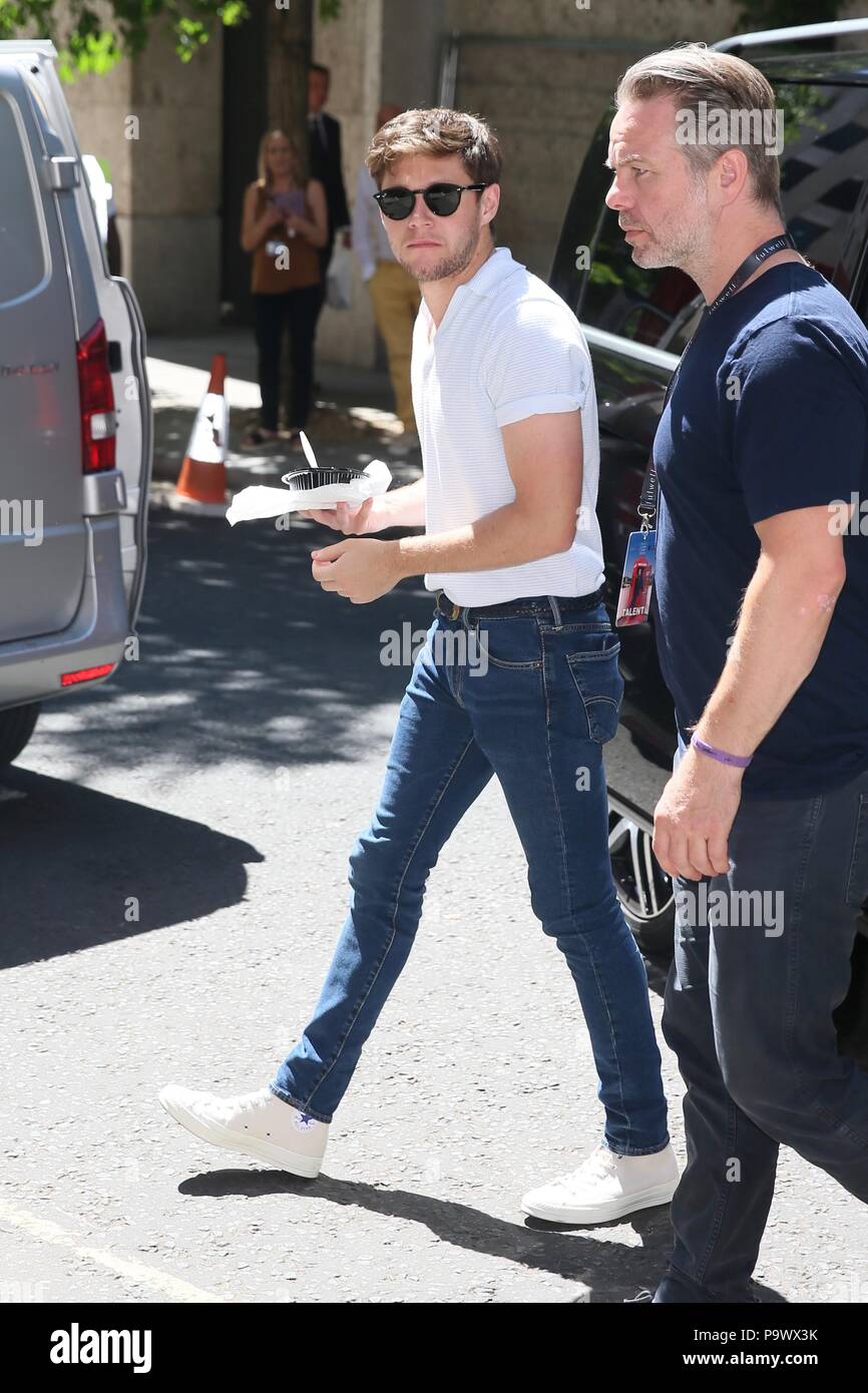 Niall Horan seen arriving for the Late Late Show hosted by James Cordon  Featuring: Niall Horan Where: London, United Kingdom When: 18 Jun 2018  Credit: Michael Wright/WENN.com Stock Photo - Alamy, image size:866x1390