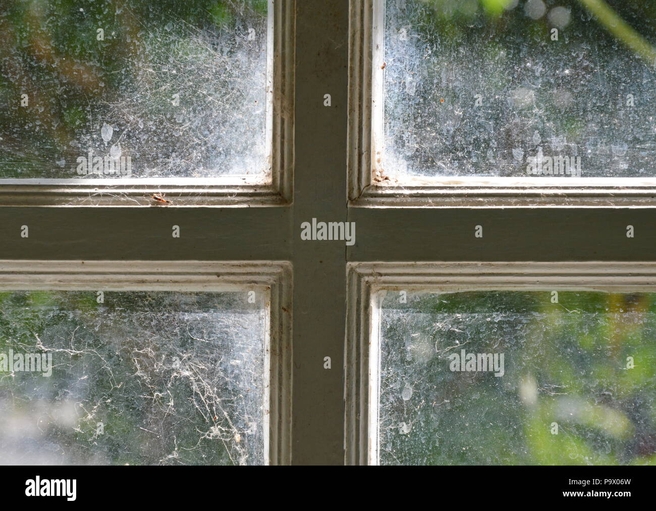 Стекло окно. Окна стеклянные средневековье. Оконные стекла. Выпуклые стекла в окнах. Вставь 9 стеклышек в окна.