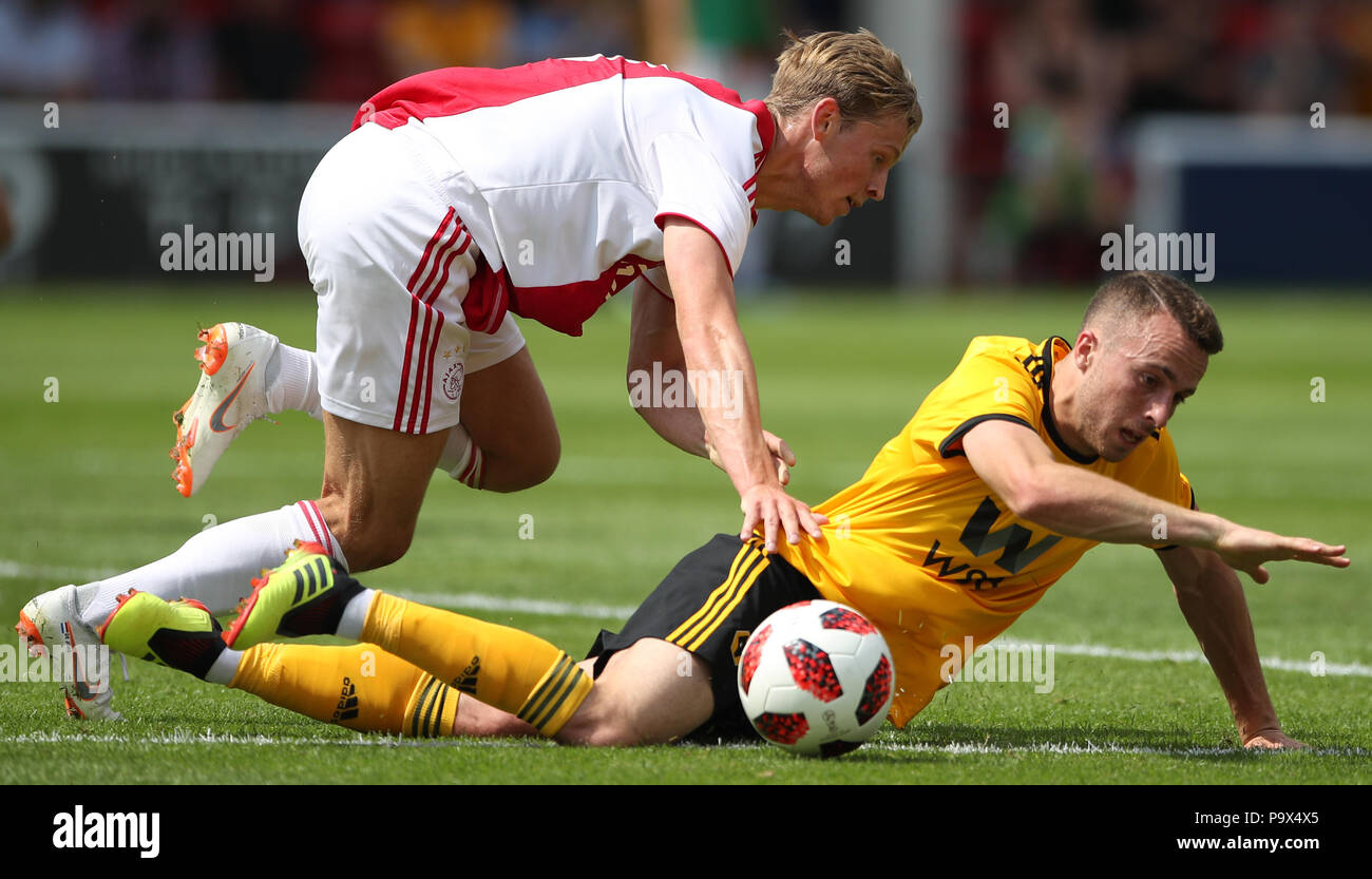 Wolverhampton Wanderers' Diogo Jota (right) battles with Ajax's Frenkie de Jong during a pre season friendly match at the Banks's Stadium, Walsall. PRESS ASSOCIATION Photo. Picture date: Thursday July 19, 2018. Photo credit should read: Nick Potts/PA Wire. EDITORIAL USE ONLY No use with unauthorised audio, video, data, fixture lists, club/league logos or 'live' services. Online in-match use limited to 75 images, no video emulation. No use in betting, games or single club/league/player publications. Stock Photo