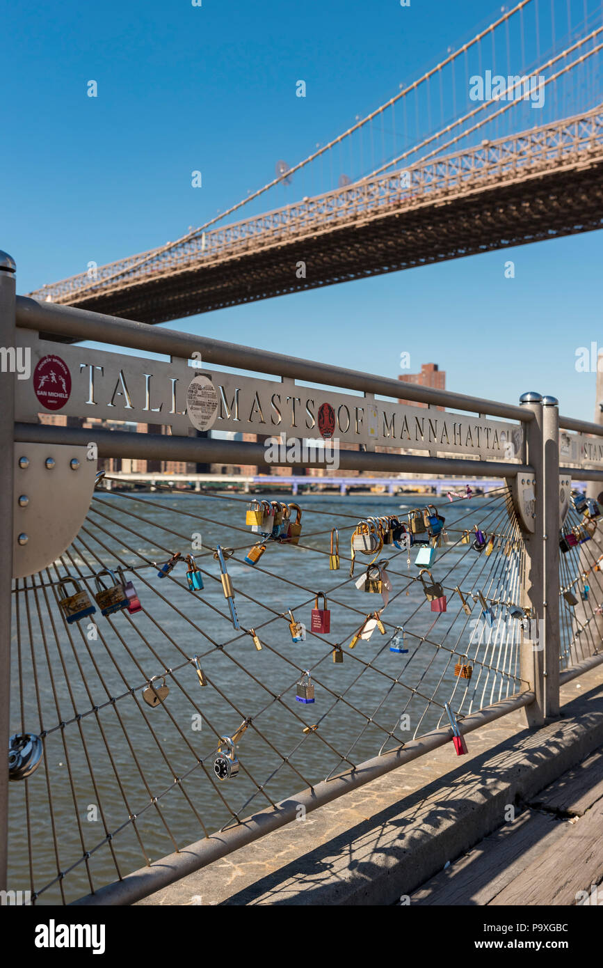 Love lock bridge brooklyn hi-res stock photography and images - Alamy