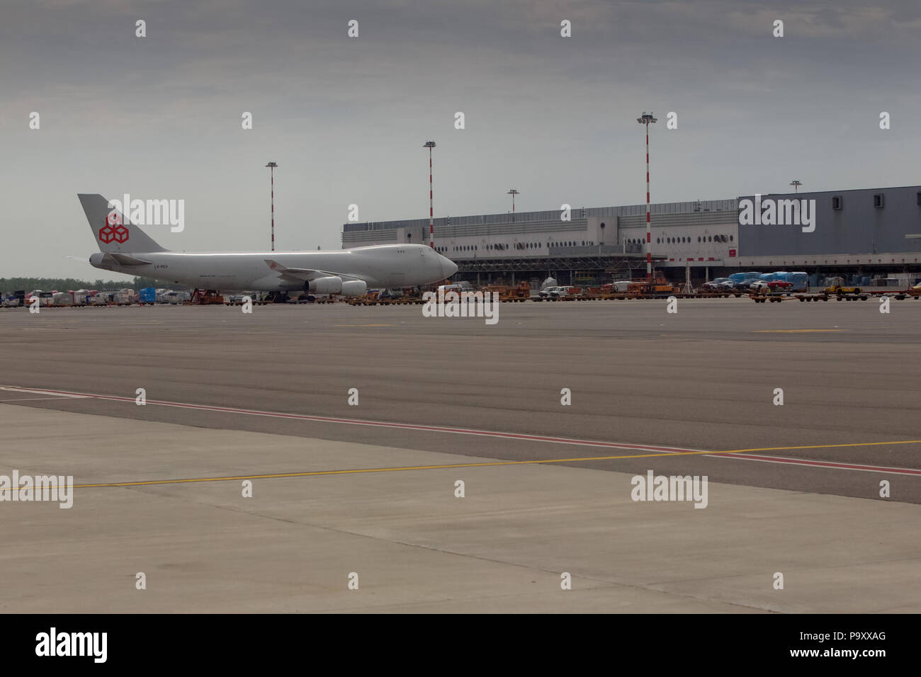 Milan malpensa airport hi-res stock photography and images - Alamy, image size:1300x956