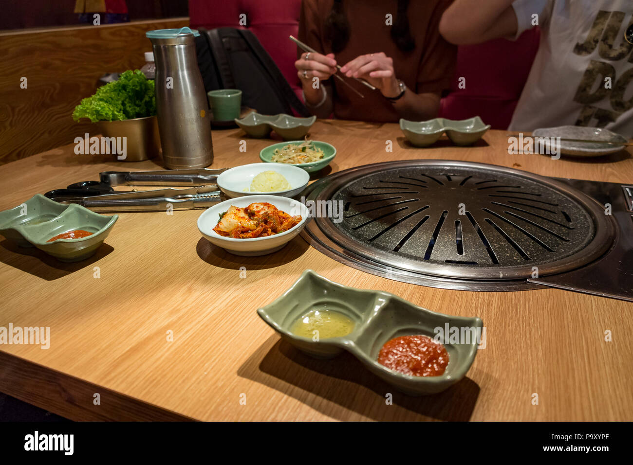 https://c8.alamy.com/comp/P9XYPF/korean-barbecue-bbq-table-with-grill-and-sides-P9XYPF.jpg