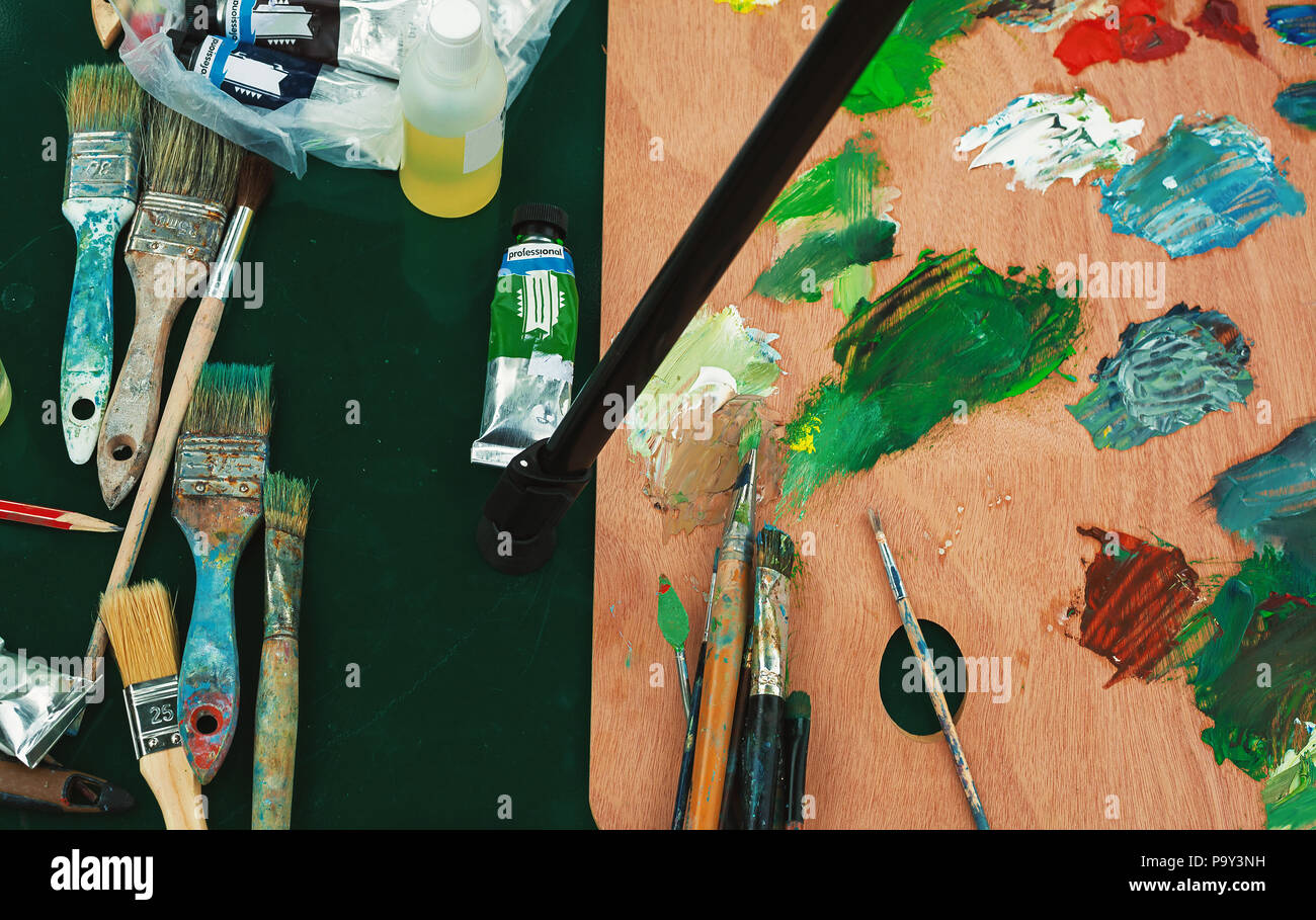 Artists paint pallet and brush hi-res stock photography and images - Alamy