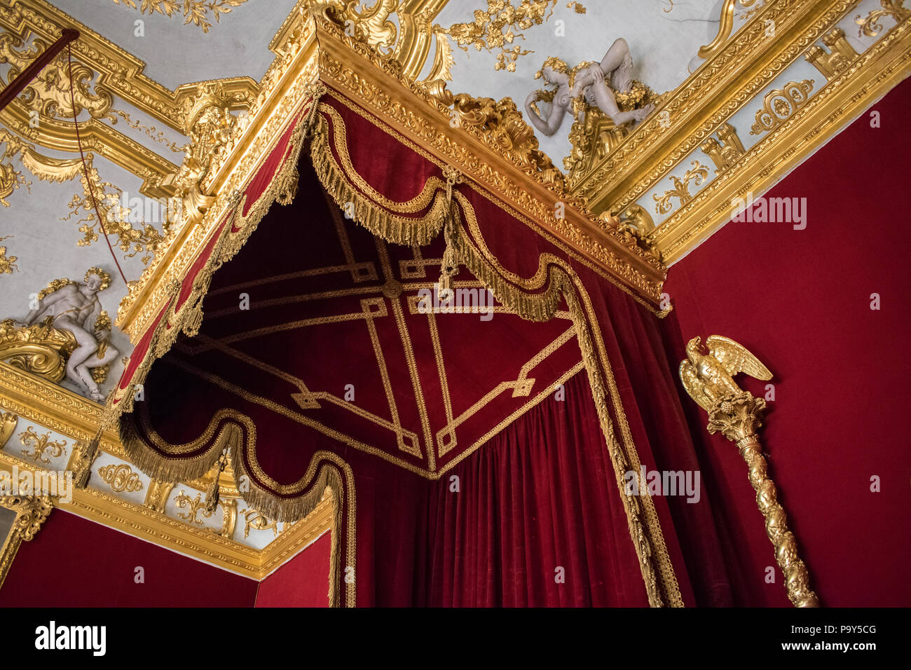 Royal Palace Bedroom Stock Photo 212653296 Alamy