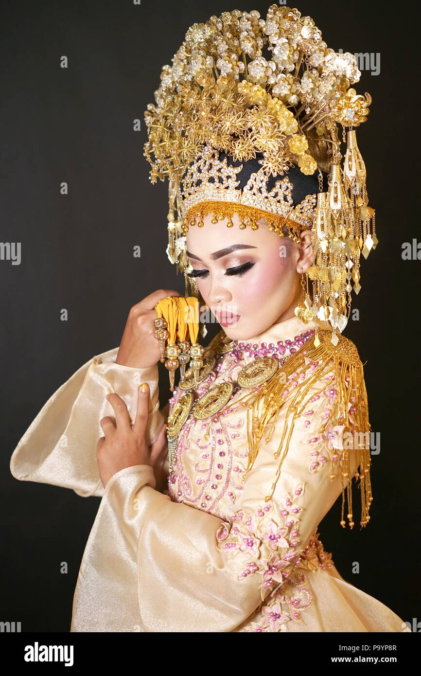 Beautiful bride in Indonesian traditional wedding dress Stock ...