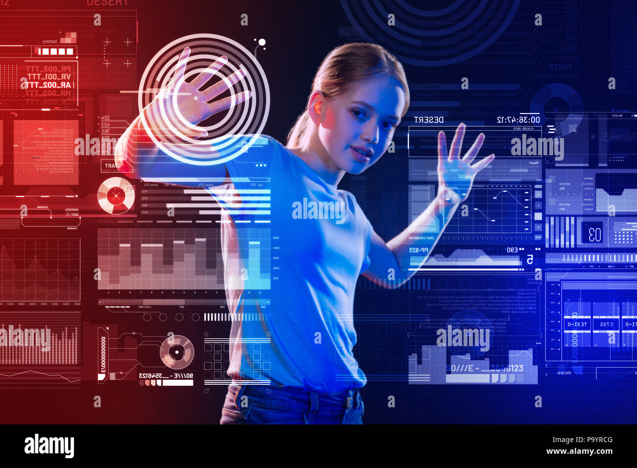 Привлекательная девушка держит смартфон. While touch. While touch. While touch. Девушка с телефоном в руках фото.