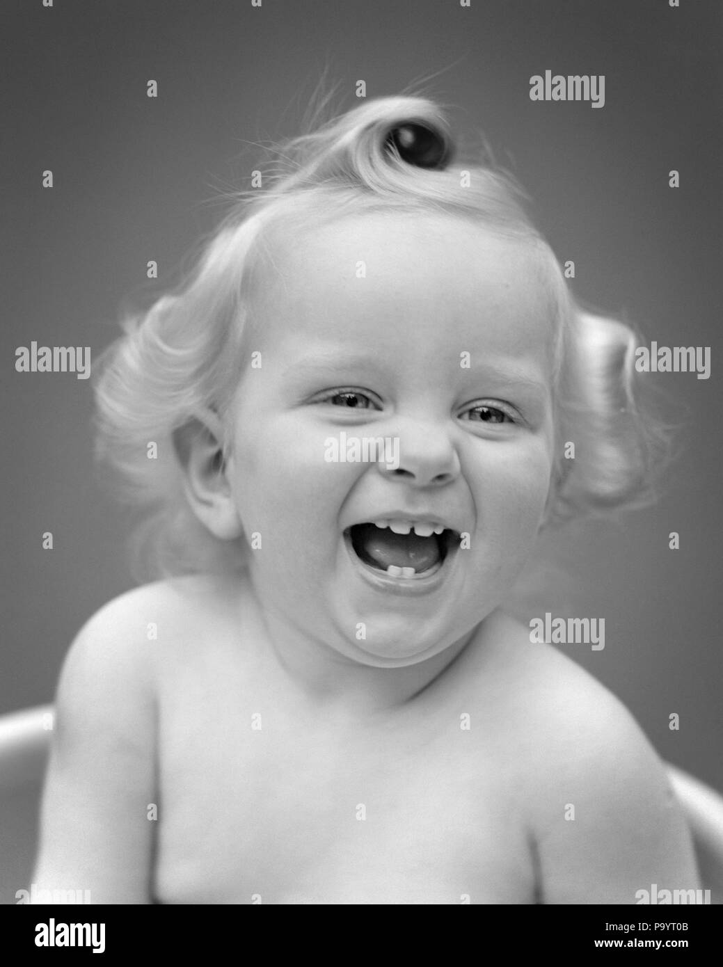 1940s LAUGHING BLONDE BABY GIRL WITH BIG CURL ON TOP OF HEAD LOOKING AT CAMERA - b19264 HAR001 HARS LIFESTYLE FEMALES HEALTHINESS HOME LIFE EXPRESSIONS B&W EYE CONTACT PRETTY HAPPINESS HEAD AND SHOULDERS CHEERFUL EXCITEMENT SMILES JOYFUL STYLISH BABY BOY CURL JUVENILES KEWPIE DOLL TOP OF HEAD BABY GIRL BLACK AND WHITE CAUCASIAN ETHNICITY HAR001 OLD FASHIONED Stock Photo