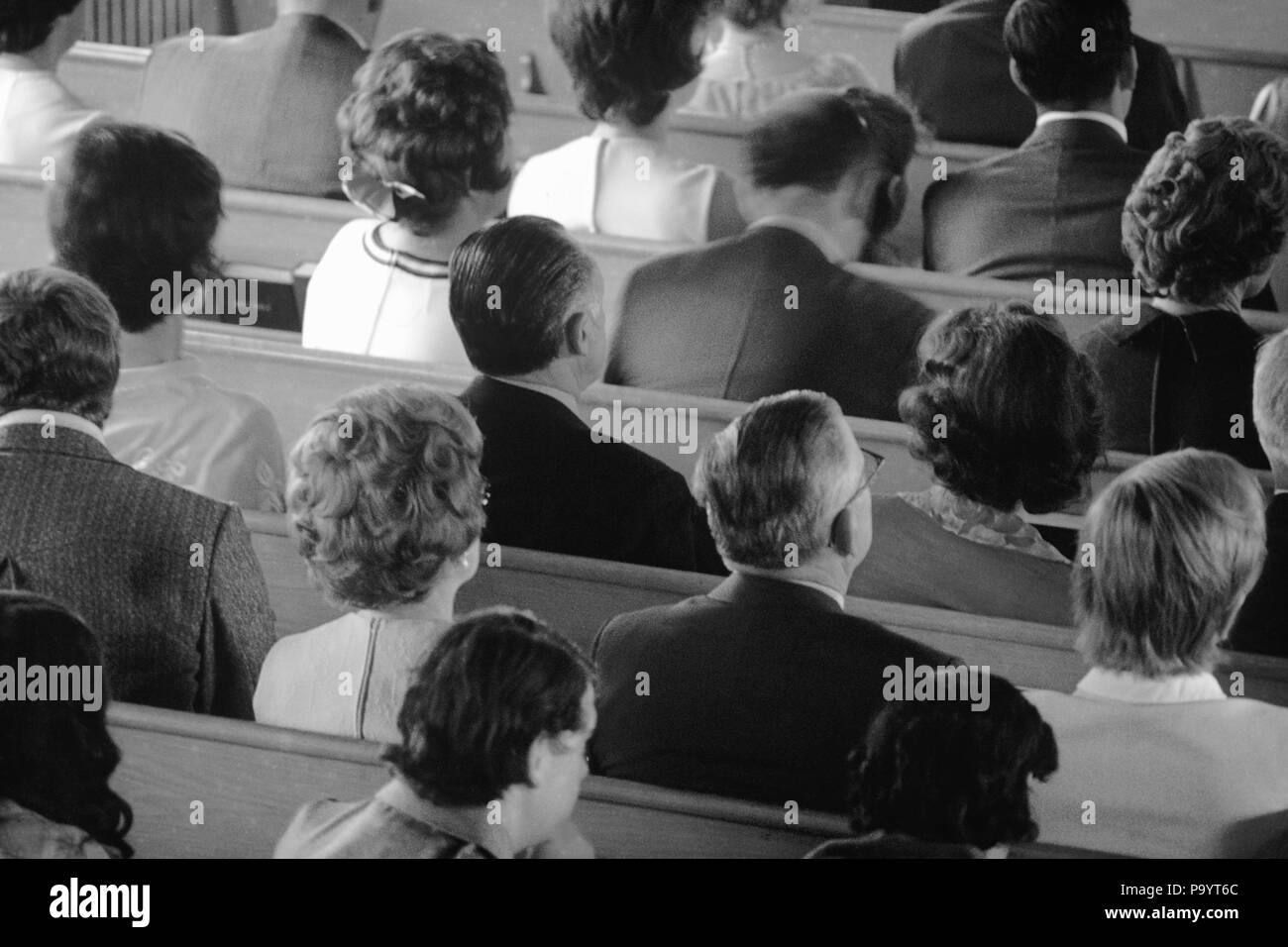 1980s ADULT MEN AND WOMEN PEOPLE SITTING IN CHURCH PEWS - c11836 JAC002 HARS INSPIRATION SIT MALES CHRISTIAN SPIRITUALITY B&W FREEDOM CONGREGATION HAPPINESS HEAD AND SHOULDERS HIGH ANGLE RELIGIOUS STRENGTH AND ATTENTION CHOICE CHRISTIANITY POWERFUL REAR VIEW IN AUTHORITY CONNECTION BELIEVER PEWS FAITHFUL BACK VIEW PEW REARVIEW TOGETHERNESS ATTENTIVE BLACK AND WHITE CAUCASIAN ETHNICITY OLD FASHIONED PROTESTANT Stock Photo