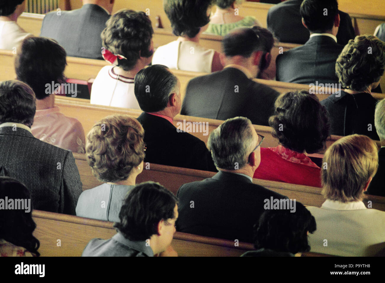1980s ADULT MEN AND WOMEN PEOPLE SITTING IN CHURCH PEWS - kc6573 JAC002 HARS PERSONS INSPIRATION SIT MALES CHRISTIAN SPIRITUALITY FREEDOM CONGREGATION HAPPINESS HEAD AND SHOULDERS HIGH ANGLE RELIGIOUS STRENGTH AND ATTENTION CHOICE CHRISTIANITY POWERFUL REAR VIEW IN AUTHORITY CONNECTION BELIEVER PEWS FAITHFUL BACK VIEW PEW REARVIEW TOGETHERNESS ATTENTIVE CAUCASIAN ETHNICITY OLD FASHIONED PROTESTANT Stock Photo