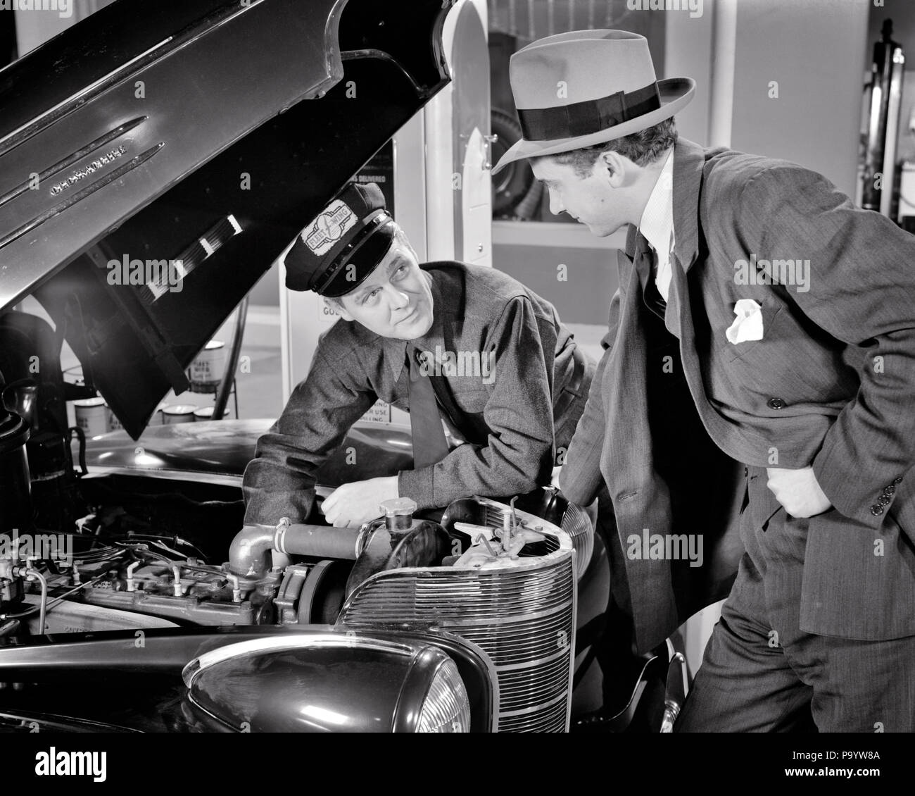 1930s 1940s AUTO MECHANIC EXPLAINING PROBLEM WITH ENGINE TO CAR OWNER  - m2940 HAR001 HARS COPY SPACE HALF-LENGTH PERSONS AUTOMOBILE CARING MALES FIXING TRANSPORTATION MIDDLE-AGED B&W MIDDLE-AGED MAN SKILL SUIT AND TIE OCCUPATION SKILLS EXPLAINING OWNER CUSTOMER SERVICE SERVICE STATION OCCUPATIONS REPAIRING AUTOMOBILES SUPPORT VEHICLES MID-ADULT MID-ADULT MAN SOLUTIONS BLACK AND WHITE CAUCASIAN ETHNICITY HAR001 OLD FASHIONED Stock Photo