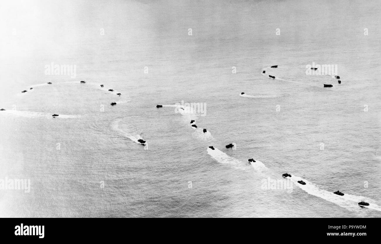 1940s WWII AERIAL VIEW CIRCLING NAVY HIGGINS BOATS MARCH 1944 OFF OF EMIRAU ISLAND IN PACIFIC OCEAN PRIOR TO LANDING OPERATION  - q74672 CPC001 HARS MARCH UNIFORMS MANEUVER MOBILITY OPERATION WORLD WAR 2 ARMED FORCE LANDING CRAFT CONFLICTING LCVP PACIFIC OCEAN PERSONNEL SEASCAPE 1944 BATTLING BLACK AND WHITE OLD FASHIONED PRIOR Stock Photo